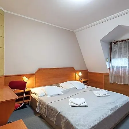 住宿加早餐酒店 Delanta Panzio 3*